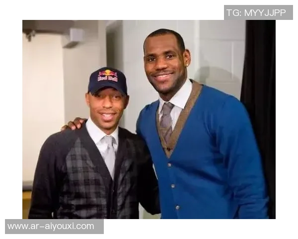 精美陶瓷足球球星摆件展现运动之美打造独特球迷收藏精品 精美陶瓷足球球星摆件展现运动之美打造独特球迷收藏精品