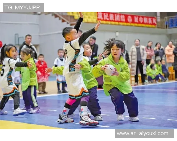 孩子们快乐模仿足球球星展现童真风采与运动激情魅力